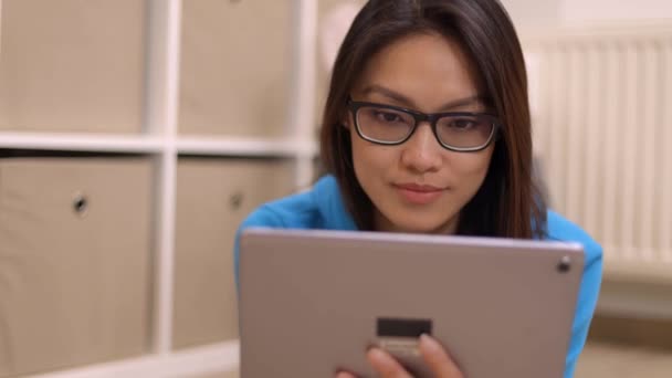 Jong aziatisch vrouw met haar tablet computer — Stockvideo