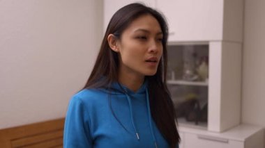 Asyalı kadın Corona sırasında dirseğine hapşırır.