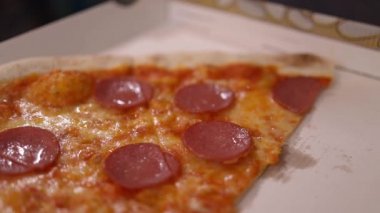 Corona zamanlarında evdeki teslimat servisinden pizza yemek.