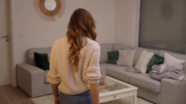 Genç kadın kanepede tembelleşir.