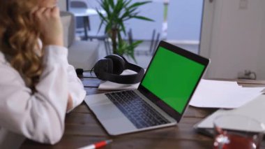 Laptoplu genç iş kadını - yeşil ekran görüntüsü