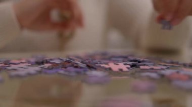 Genç bir kadın bulmacalarla vakit geçirir.