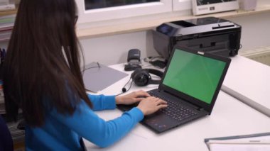 Laptopla çalışmak - yeşil ekran görüntüsü
