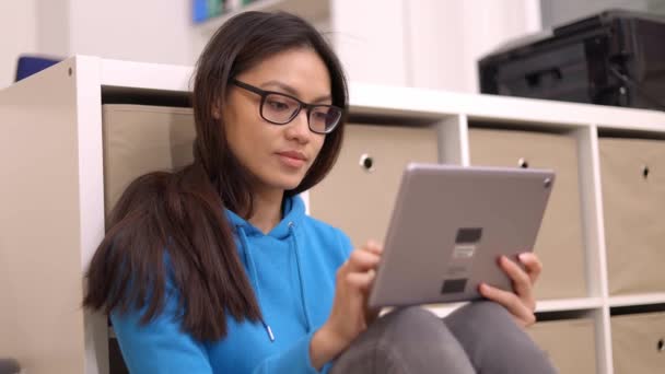 Jong aziatisch vrouw met haar tablet computer — Stockvideo