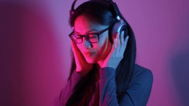 아시아 소녀들은 음악을 들으면서 꿈을 꾼다 — 비디오