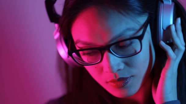 Genç Asyalı kadın müzik dinlerken rüya görür. — Stok video