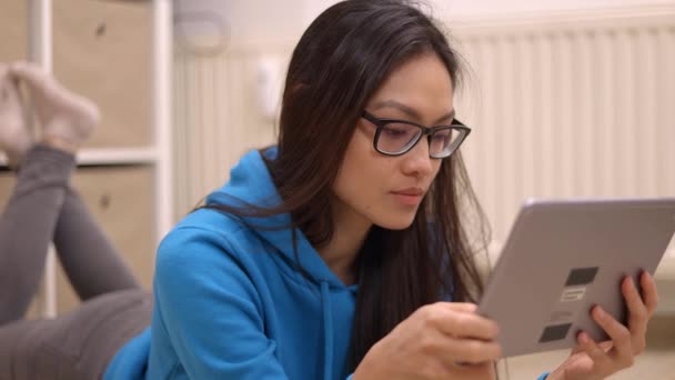 Jong aziatisch vrouw met haar tablet computer — Stockvideo