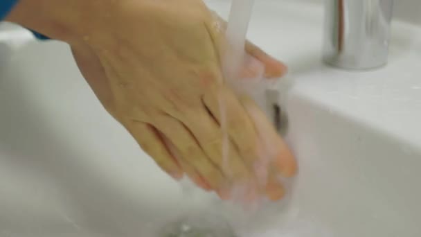 Nahaufnahme des Händewaschens während Corona — Stockvideo