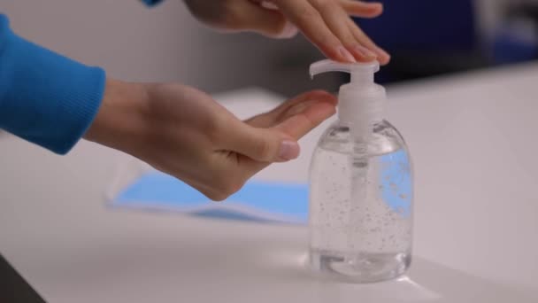 Γυναίκα απολυμαίνει τα χέρια της κατά τη διάρκεια της Corona — Αρχείο Βίντεο