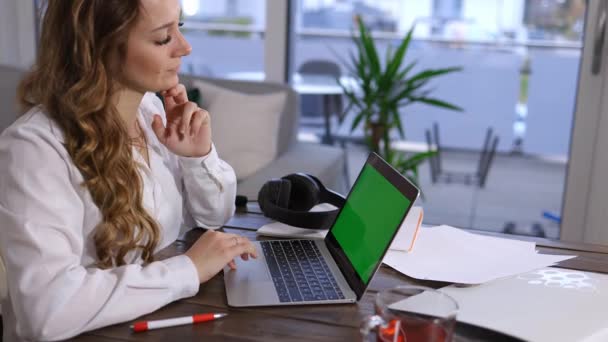 Une jeune femme reste à la maison à son bureau pendant la pandémie de Corona — Video