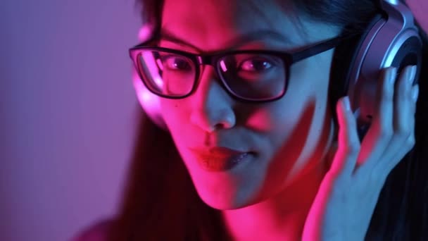 Молодая азиатка мечтает, слушая музыку — стоковое видео