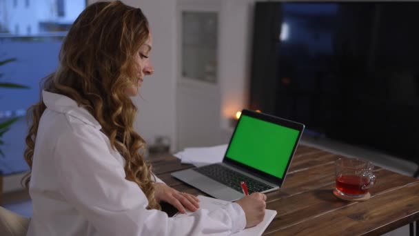 Jonge zakenvrouwen op haar laptop groen scherm — Stockvideo
