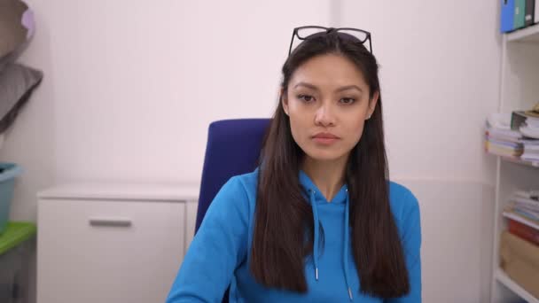 Νεαρή γυναίκα κάνει μια κλήση τηλεδιάσκεψης στο γραφείο του σπιτιού — Αρχείο Βίντεο
