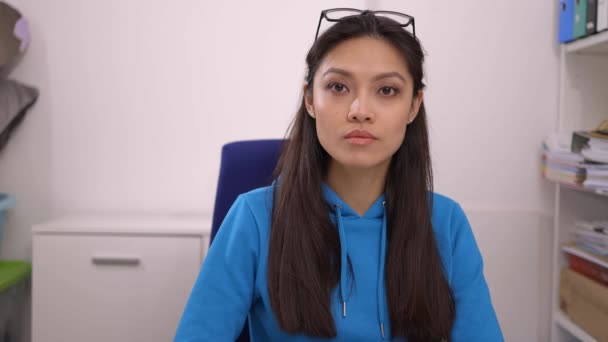 Ung kvinna gör en video konferens samtal på hemmakontoret — Stockvideo
