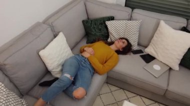 Corona salgını sırasında genç bir kadının evde kalması gerekiyor.