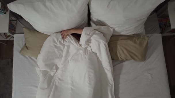 Ung kvinde vågner tidligt om morgenen – Stock-video
