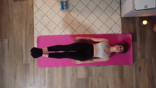 Młoda piękna kobieta robi gimnastykę w swoim mieszkaniu — Wideo stockowe