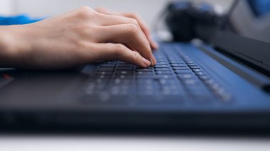 Kadın bilgisayarının klavyesine tıklıyor - yakın plan