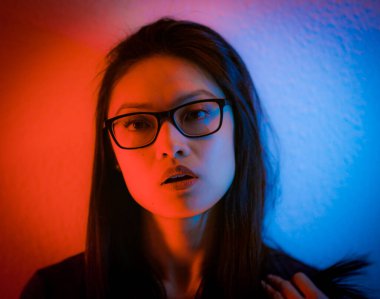 Genç ve güzel Asyalı - RGB renklerinde portre