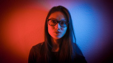 Genç ve güzel Asyalı - RGB renklerinde portre