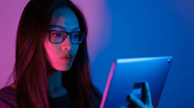 Genç ve güzel Asyalı - RGB renklerinde portre