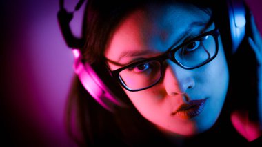 Genç Asyalı kadın müzik dinliyor - güçlü renkli çekim