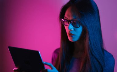 Tablet bilgisayarlı genç Asyalı kadın. Renkli bir fotoğraf.