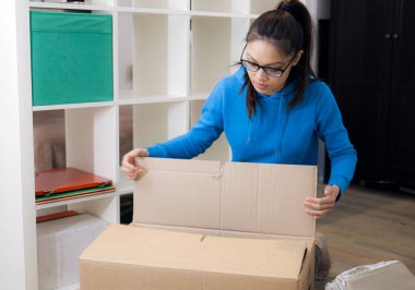 Genç bir kadın yeni dairesine taşınıyor.