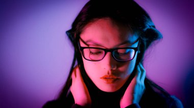 Genç ve güzel Asyalı - RGB renklerinde portre