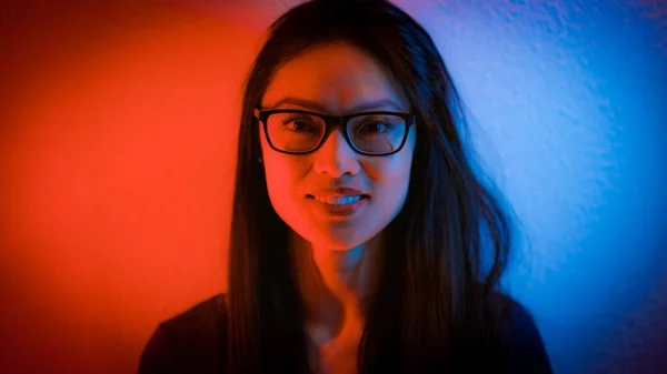 Молодая и симпатичная азиатка - портретная съемка в цветах RGB — стоковое фото