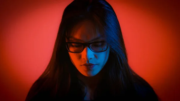 Молодая и симпатичная азиатка - портретная съемка в цветах RGB — стоковое фото