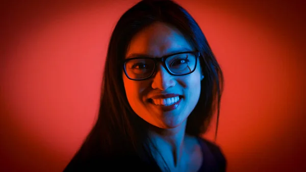 RGB 색상으로 찍은 젊은 아시아인의 아름다운 초상화 — 스톡 사진