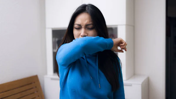 アジアの女性は、コロナ中に彼女の肘にくしゃみ — ストック写真