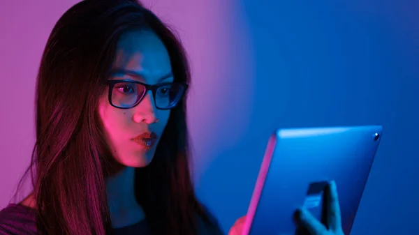 Fiatal ázsiai nő az ő tabletta számítógép - színes lövés — Stock Fotó