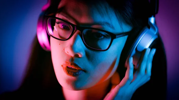 若いアジアの女性は音楽を聴く-強いカラフルなショット — ストック写真