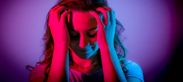 Jovem Mulher Seus Meados Dos Anos Rgb Retrato Colorido Tiro — Fotografia de Stock