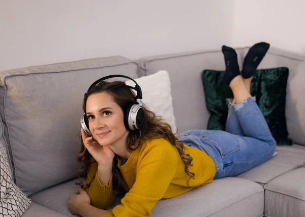 Mulher bonita ouve música em seu apartamento e relaxa — Fotografia de Stock