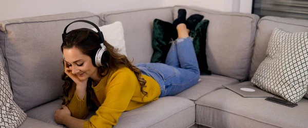 Jolie femme écoute de la musique dans son appartement et se détend — Photo