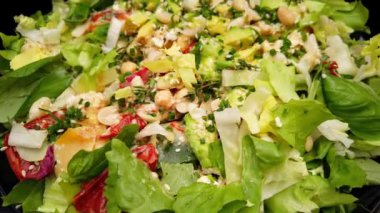 Peynirli ve sebzeli taze salata.