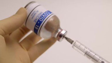 Corona Covid-19 aşısı - enjeksiyonu dolduruyor