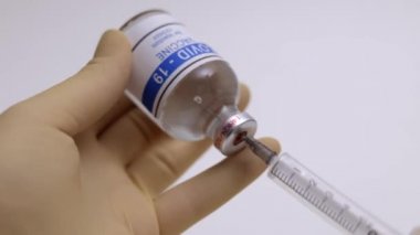 Corona Covid-19 aşısı - enjeksiyonu dolduruyor