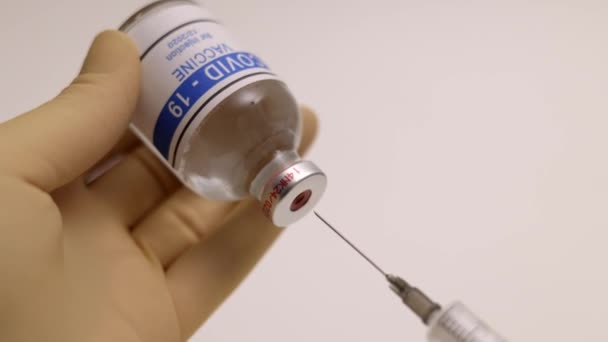 Vaccin Corona Covid-19 - remplissage de l'injection — Video