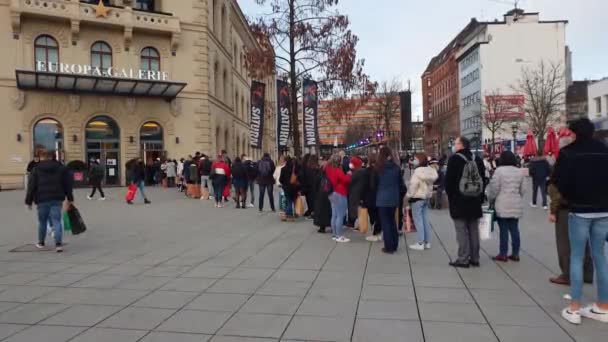 Enorme wachtrijen bij winkels in tijden van Corona Covid-19 pandemie - SAARBRUECKEN, DUITSLAND - DECEMBER 05, 2020 — Stockvideo