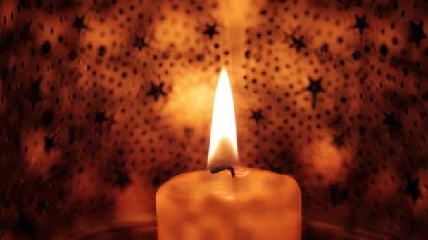 Рождественский фон со свечой и звездами — стоковое видео