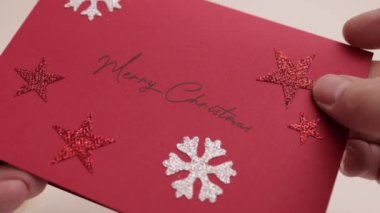 İçinde hediye kartı olan bir Noel kartı.