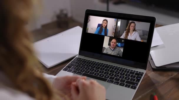 Jovem mulher de negócios no escritório em casa participa de uma videoconferência — Vídeo de Stock