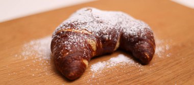 Şekerli Fransız kruvasanı.