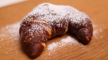 Şekerli Fransız kruvasanı.