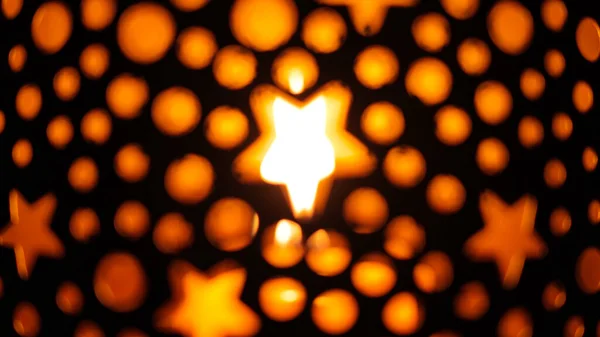 Рождественский фон со свечой и звездами — стоковое фото