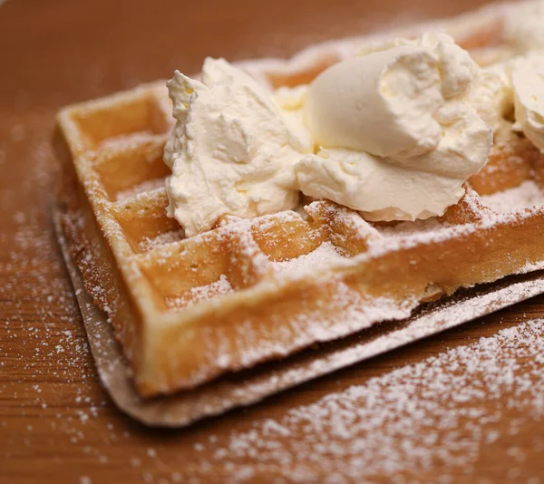 Waffle belga com açúcar e creme — Fotografia de Stock